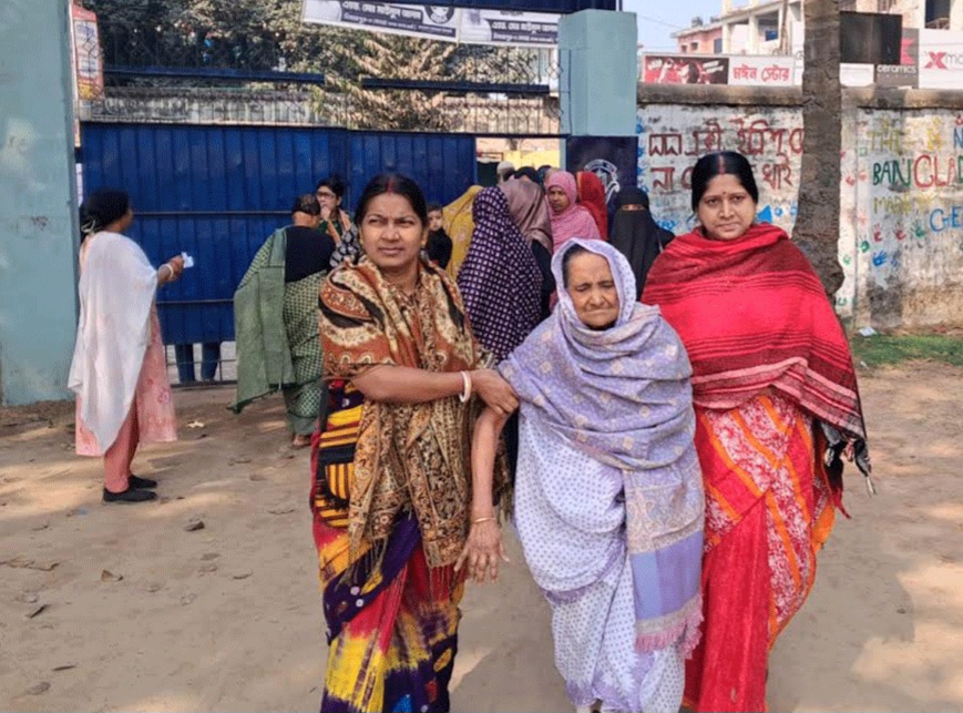 সিঁথিতে লাল সিঁদুর দিয়ে নির্ভয়ে ভোট দিলেন তারা